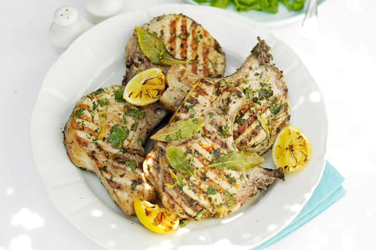 Barbecued pork chops with lemon and herbs