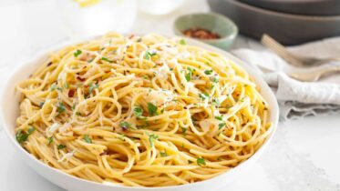 Classic Aglio e Olio (Garlic and Oil Pasta)